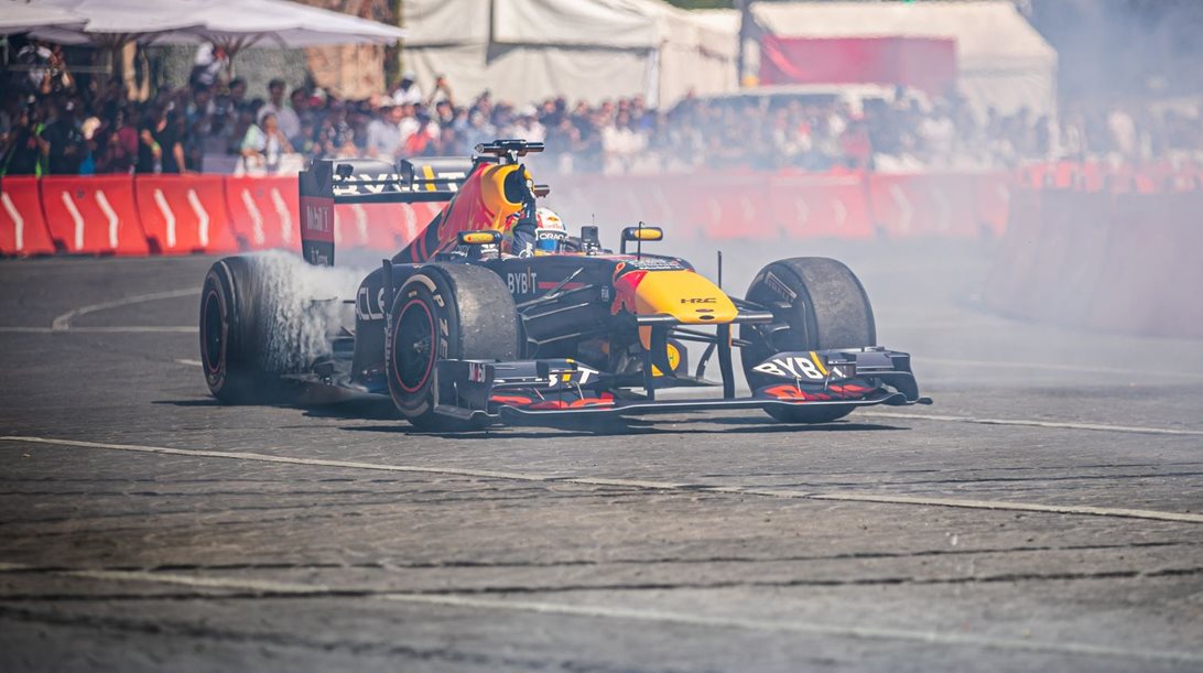 Video: O Sergio Perez αναστατώνει την Guadalajara