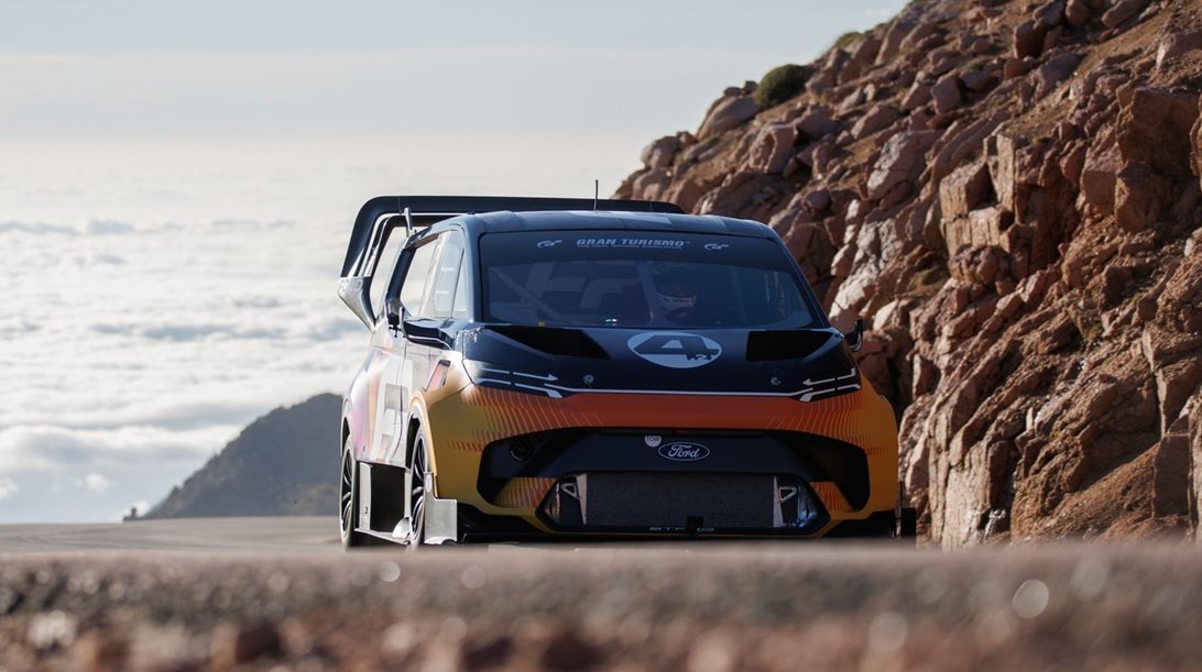 Δείτε το ηλεκτρικό Ford SuperVan των 1.400 ίππων να κάνει ρεκόρ στο Pikes Peak