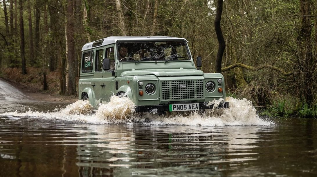 Αυτό τo Land Rover Defender έχει ηλεκτροκινητήρες στους τροχούς