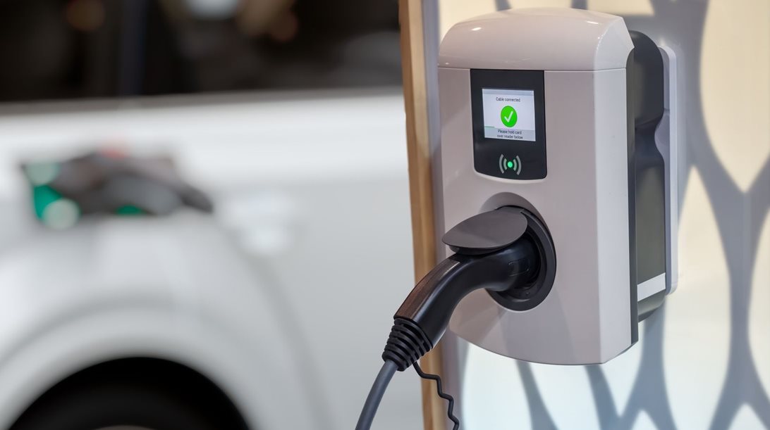 Τι είναι ο "έξυπνος" φορτιστής ηλεκτρικού αυτοκινήτου και πόσο κοστίζει