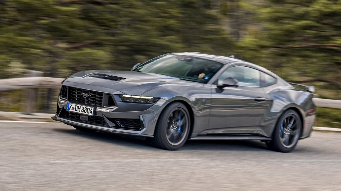 Δείτε τον Max Verstappen να οδηγεί την απίθανη Mustang Dark Horse (video)