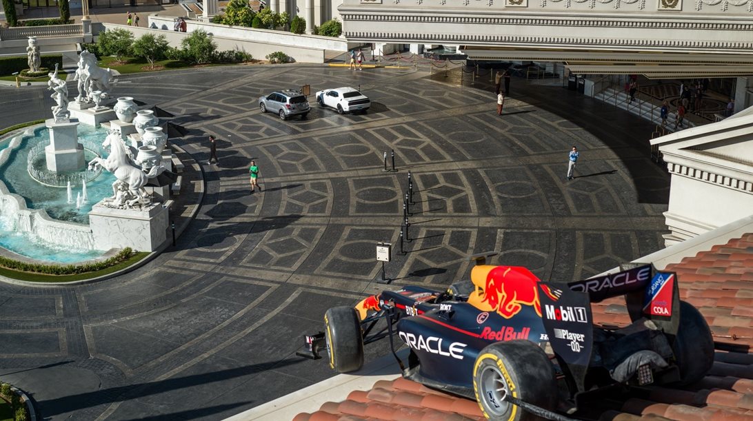 Πώς βρέθηκε ένα μονοθέσιο της Red Bull στην οροφή ενός ξενοδοχείου στο Las Vegas;