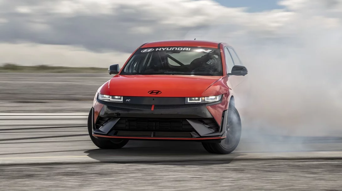 Γιατί η Hyundai δηλώνει αντίθετη στη μάχη ιπποδύναμης των ηλεκτρικών