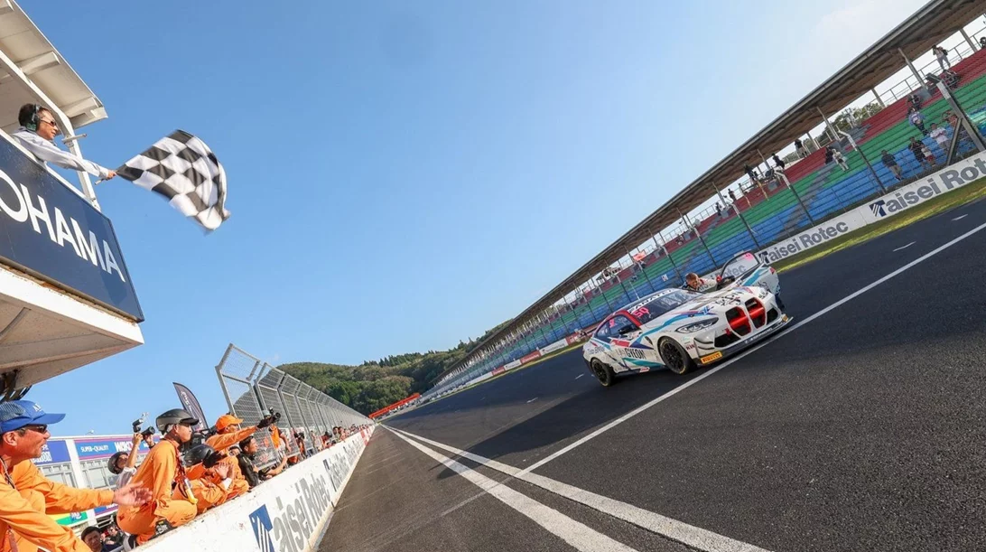 Video: Οδηγός τερματίζει σε αγώνα σπρώχνοντας το αυτοκίνητό του