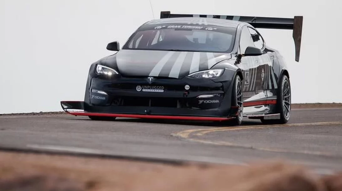 Δεν "είδαν" τερματισμό λόγω της οθόνης του Tesla Model S