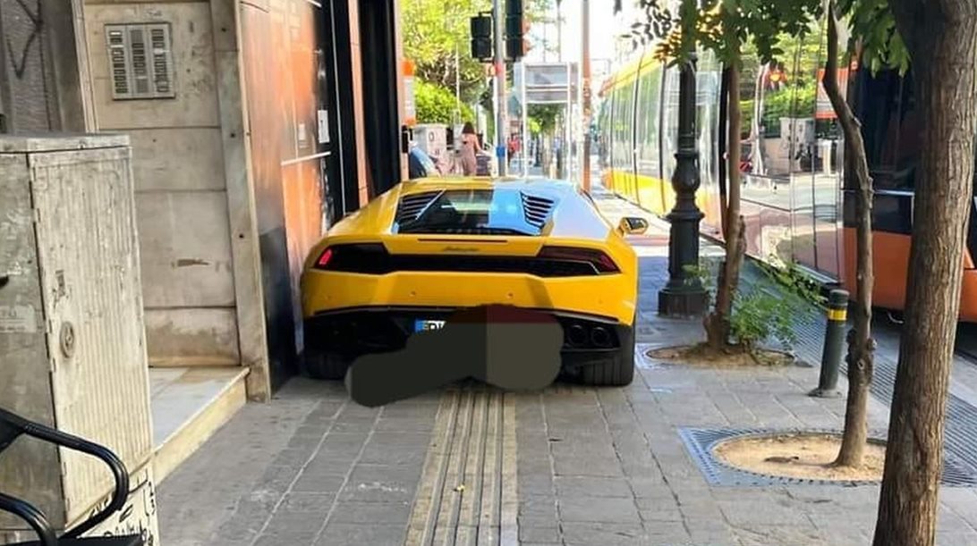 Lamborghini πάρκαρε και έκλεισε ολόκληρο πεζοδρόμιο στον Πειραιά