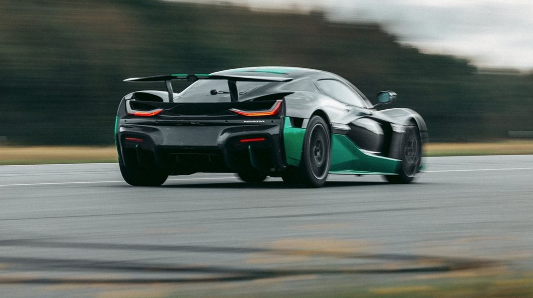 Το Rimac Nevera δεν το κερδίζει κανείς ούτε με την όπισθεν
