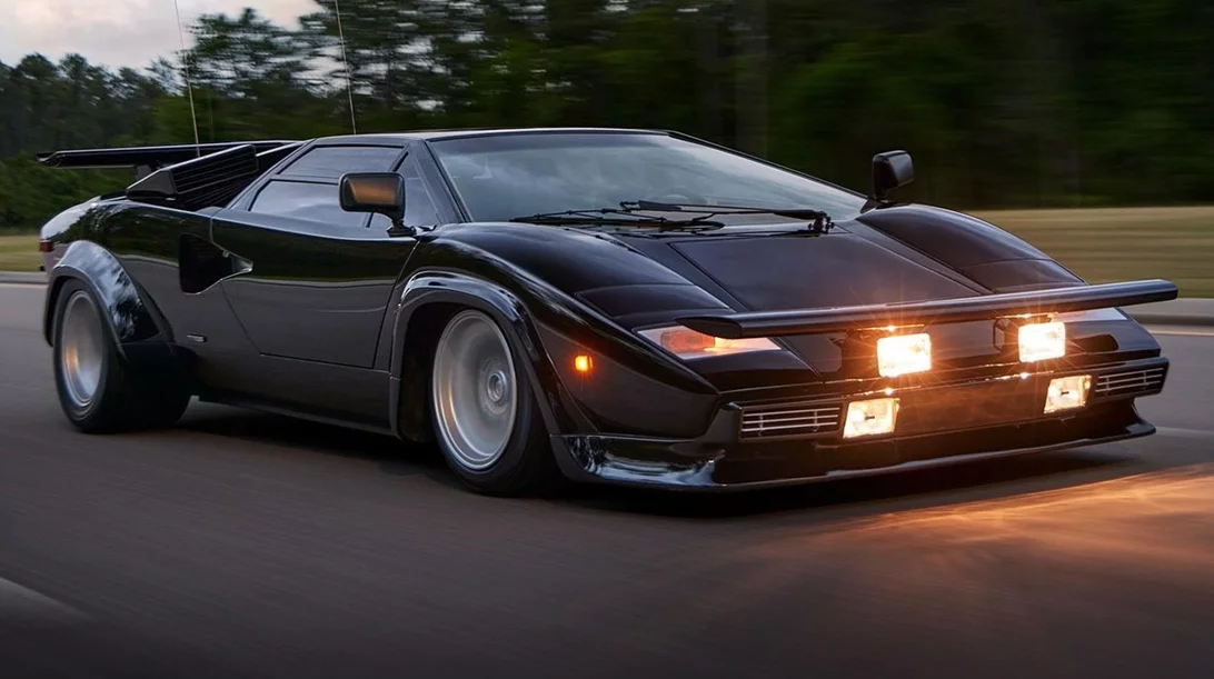 Η μοναδική Lamborghini Countach της ταινίας Cannonball Run και οι πρωταγωνιστρίες σήμερα