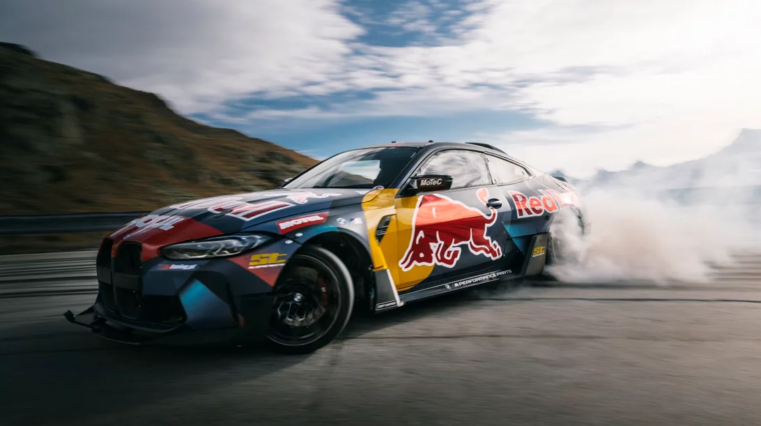 Δύο BMW M4 ντριφτάρουν: Πώς να αναστατώσετε την Ελβετία