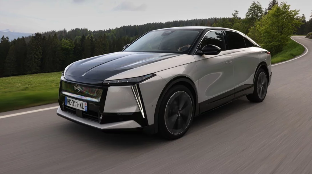 DS N°8: Το ηλεκτρικό "διαμάντι" των coupe SUV