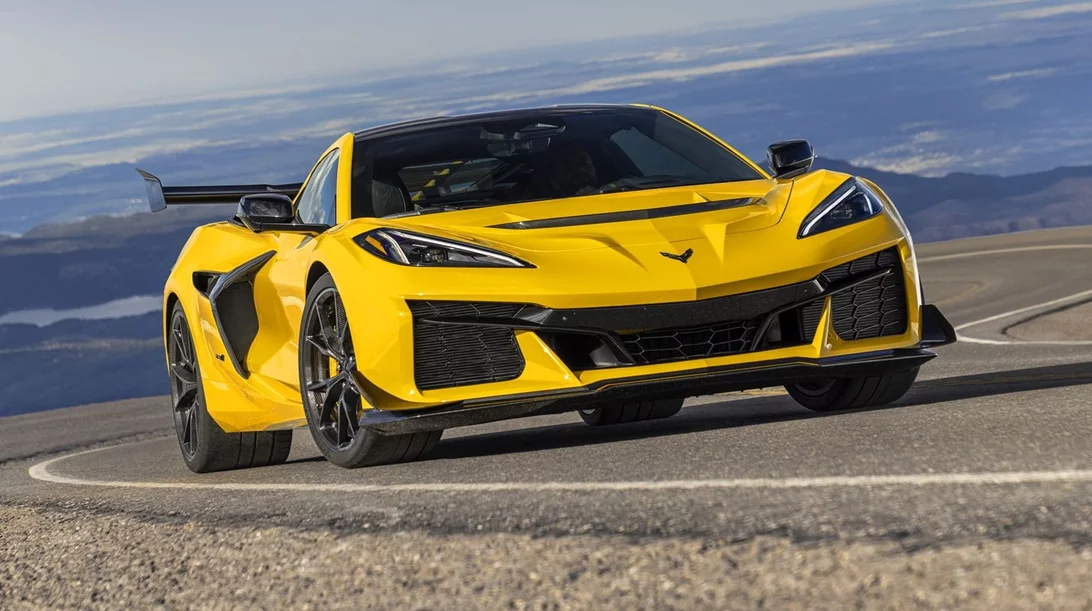 H νέα Corvette ZR1 είναι ένα τέρας 1.079 ίππων και η πιο δυνατή "μαμά" (video)