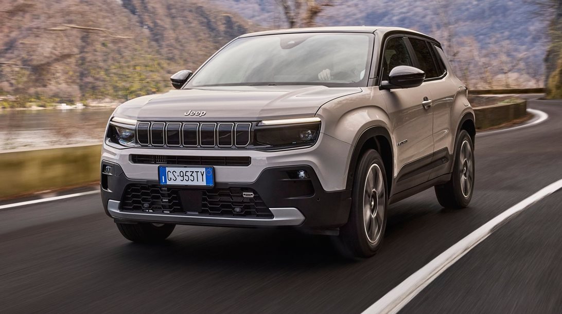 Το Jeep Avenger θέλει να ανταγωνιστεί το Yaris Cross