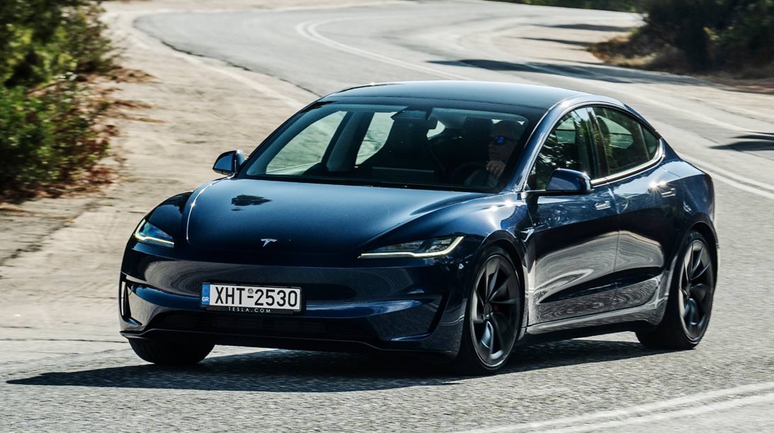 Δοκιμή Tesla Model 3 Performance: Ένα δαιμονισμένο οικογενειακό αυτοκίνητο