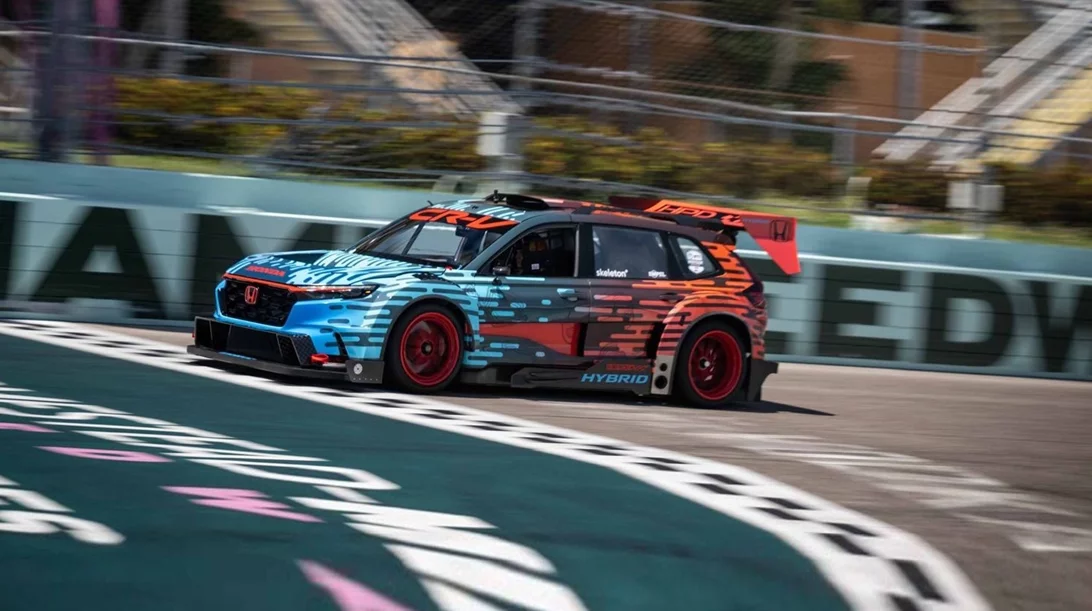 Δείτε τον Max Verstappen να οδηγεί το πανίσχυρο Honda CR-V