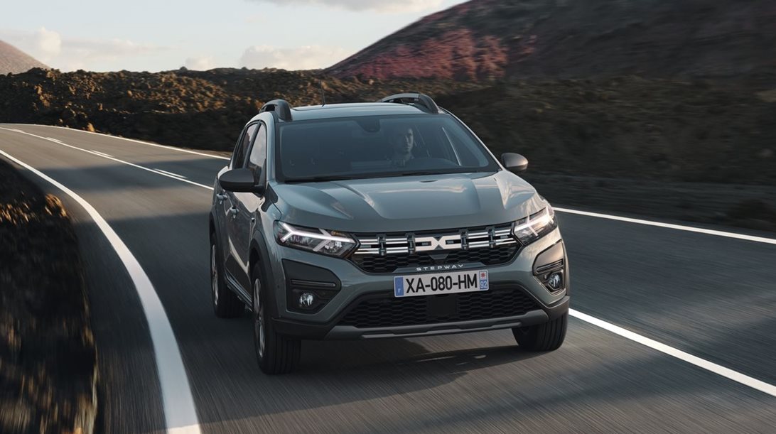 Μεγάλη μάχη Dacia Sandero και Tesla Model Y στις πωλήσεις-ποιο προηγείται