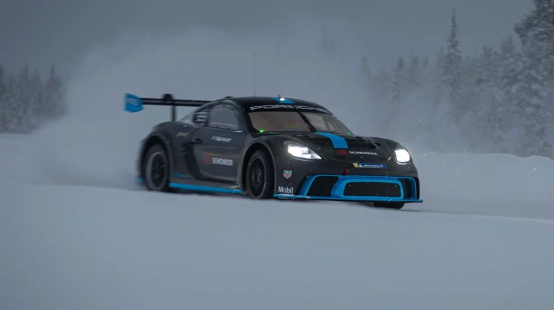 Η Porsche GT4 e-Performance δοκιμάζεται στα χιόνια