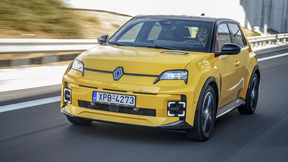 Ζευγάρι ηλικιωμένων "σώθηκε" από καταιγίδα χάρη σε ένα ηλεκτρικό Renault 5