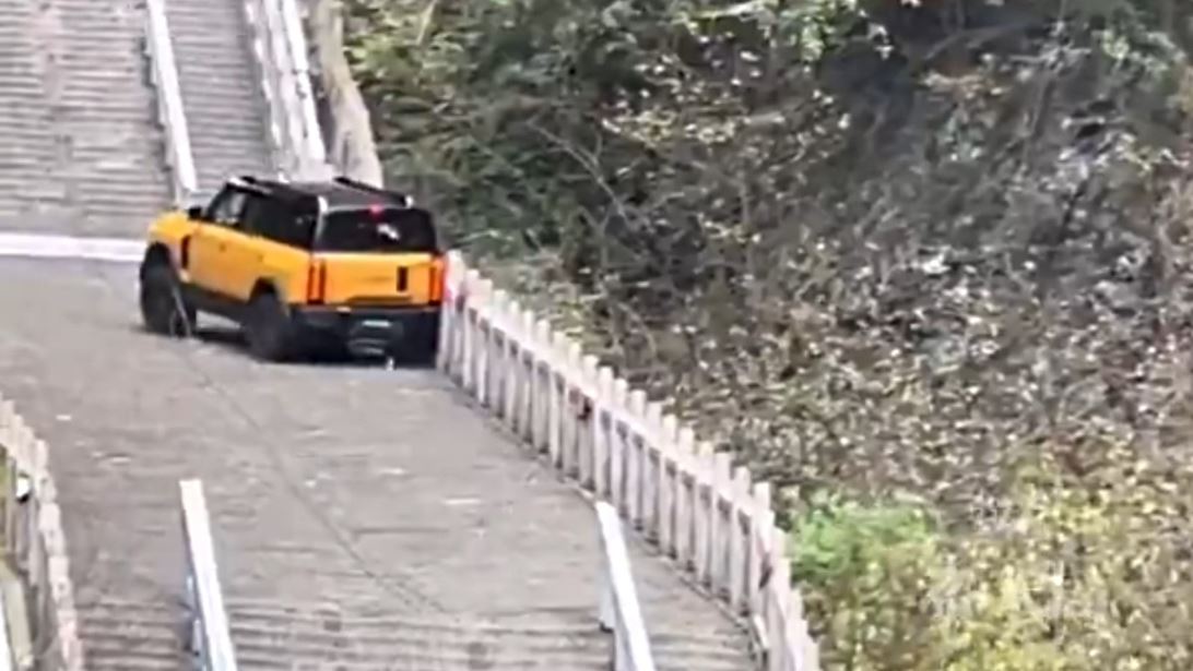 Κινεζικό SUV επιχειρεί να μιμηθεί το Range Rover χωρίς επιτυχία (video)