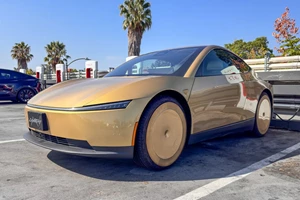 Πρώτη εμφάνιση Tesla Roadster με οδηγό τον σχεδιαστή του (video, εικόνες) - εικόνα 2