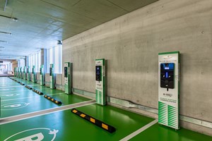 H Mercedes εγκαινίασε τον πρώτο της σταθμό φόρτισης (εικόνες) - εικόνα 2