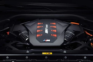 Δείτε την έκπληξη νεαρής όταν βλέπει την Aston Martin Vantage που κέρδισε σε διαγωνισμό - εικόνα 5