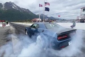 Η Emma Stone κάνει drift με Dodge Challenger Hellcat στη νέα ταινία του Λάνθιμου (video) - εικόνα 4