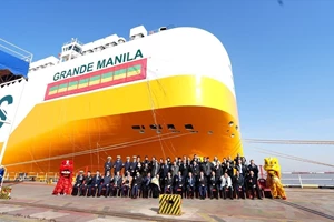 Δείτε την έκπληξη νεαρής όταν βλέπει την Aston Martin Vantage που κέρδισε σε διαγωνισμό - εικόνα 2