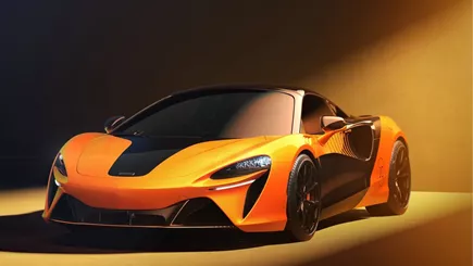 Η McLaren γιορτάζει 10 τίτλους στην F1 με μια συλλεκτική Artura Spider