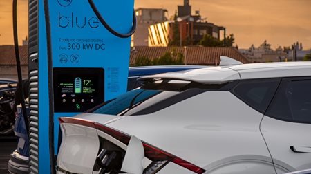 Πάσχα με ΔΕΗ blue για πολύ χαμηλές τιμές στους ταχυφορτιστές
