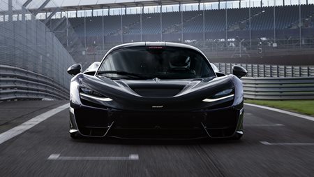 Δείτε την ισχυρότερη McLaren όλων των εποχών να δοκιμάζεται στο Silverstone χωρίς καμουφλάζ