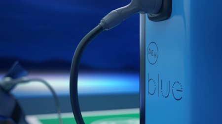 ΔΕΗ blue και Visa: Καλοκαιρινές φορτίσεις που συμφέρουν
