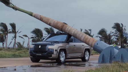 Τι συμβαίνει αν ρίξεις δέντρο 2 τόνων στο πολυτελές SUV της BYD (video)