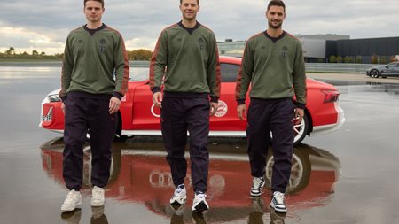 Οι παίκτες της Μπάγερν παρέλαβαν τα νέα τους αυτοκίνητα και πήραν γεύση από F1