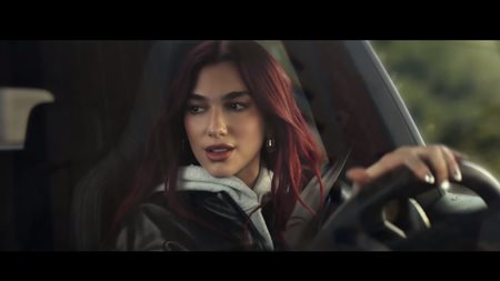 H Dua Lipa τα κάνει όλα με μια νέα Porsche Macan (video)