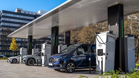 Πετρελαϊκή κολοσσός κλείνει βενζινάδικα και ανοίγει σταθμούς φόρτισης ηλεκτρικών