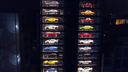 Πού μπορείς να αγοράσεις μια Ferrari όπως ένα μπουκάλι νερό (video)