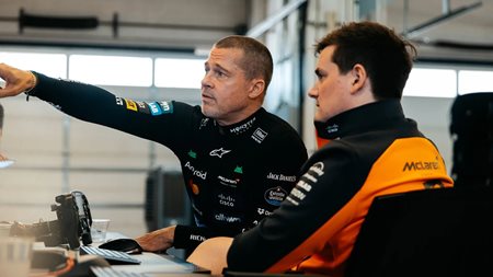 F1: Δείτε τον Brad Pitt να οδηγεί μια McLaren (Video)