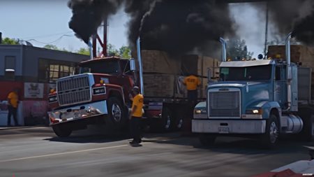 Δείτε ένα εντυπωσιακό drag race με φορτηγά (video)