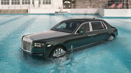 Mια Rolls-Royce Phantom κατέληξε σε πισίνα-Τι ακριβώς συνέβη