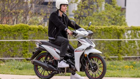 Σε προσφορές scooter, παπί και μοτοσικλέτα της UM