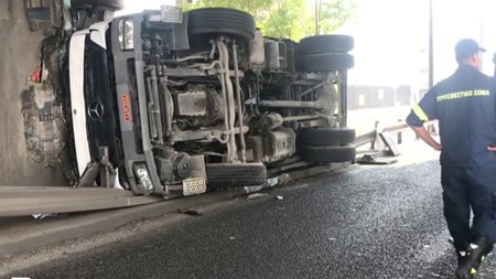 Μποτιλιάρισμα στον Κηφισό: Ανετράπη φορτηγό στο Ρέντη-Κυκλοφοριακές ρυθμίσεις (βίντεο)