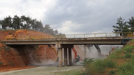 Γέφυρα Περραιβού: Δείτε την στιγμή της κατεδάφισης-Πώς θα είναι η νέα γέφυρα