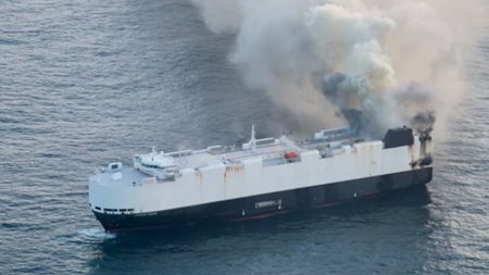 Βυθίστηκε πλοίο που μετέφερε πάνω από 3.000 αυτοκίνητα