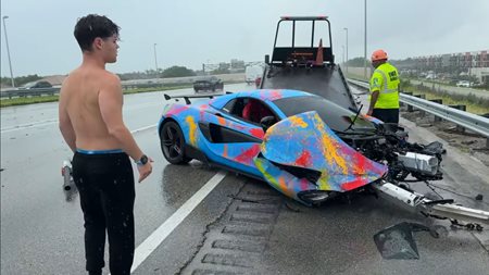 YouTuber τράκαρε την McLaren του σε ζωντανή μετάδοση (video)