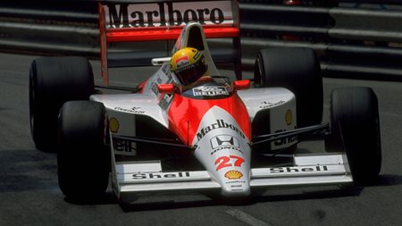 Δείτε τον Lewis Hamilton να οδηγεί την McLaren του Ayrton Senna