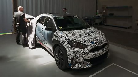 Πώς εξελίσσει η Toyota το πρώτο πλήρως υβριδικό Aygo X (video)
