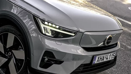 Ερυθρά Θάλασσα: Γιατί Tesla και Volvo σταματούν την παραγωγή αυτοκινήτων