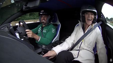 Ο Fernando Alonso οδηγεί την Aston Martin Valiant στο Goodwood (video)