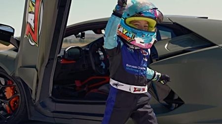 Δείτε έναν 5χρονο να πιάνει 312 km/h στο τιμόνι μιας Lamborghini Revuelto