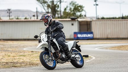 Πρώτες εντυπώσεις από τα νέα Suzuki DR-Z4S και DR-Z4SM